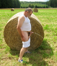 Just peeing 5cbe2e1e5bc62.jpg