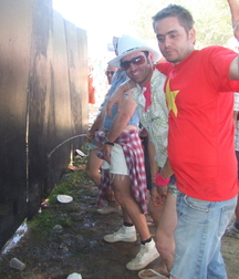 Just peeing 5cbe2e2fd99d7.jpg