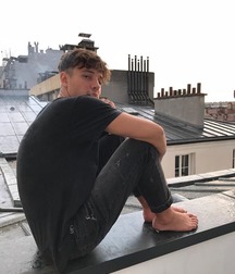 Looking at male bare feet 5cbf32ff83b90.jpg