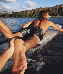 Looking at male bare feet 5cbf330c6a246.jpg