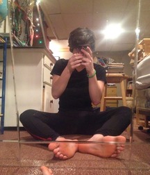 Looking at male bare feet 5cbf331a445d9.jpg
