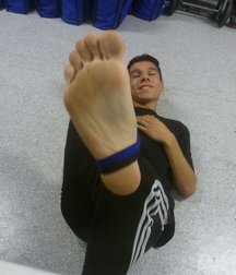 Looking at male bare feet 5cbf331be2bf5.jpg