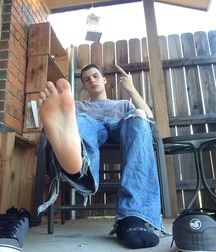 Looking at male bare feet 5cbf33275f348.jpg