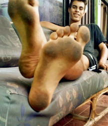 Looking at male bare feet 5cbf333f599e0.jpg