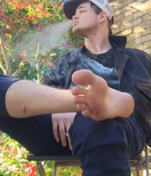 Looking at male bare feet 2 5cbf33706c63a.png