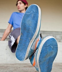 Looking at male bare feet 2 5cbf339daebf4.jpg