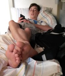 Looking at male bare feet 2 5cbf33a162a20.jpg