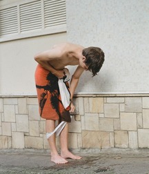 Looking at male bare feet 2 5cbf33acf353c.jpg