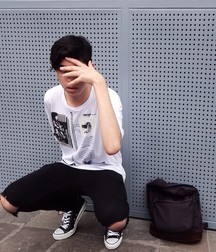 Guys in converse 5cc89608bc3b3.jpg