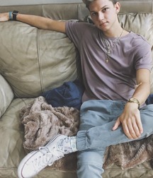 Guys in converse 5cc896179d9b5.jpg