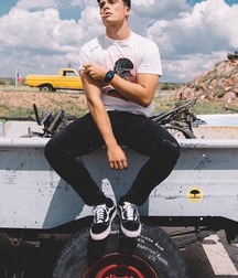 Guys in converse 5cc8962e57040.jpg