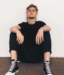 Guys in converse 5cc8963bd3c7c.jpg