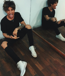Guys in converse 5cc896476873e.png