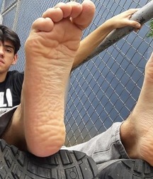 Barefoot twinks 5 5ccdce3177ccc.jpg