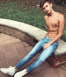 Hotties in jeans 2 5cceeaf92157a.jpg