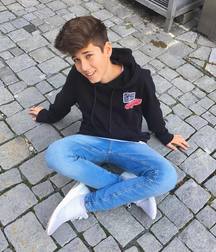 Hotties in jeans 2 5cceeb0373adf.jpg