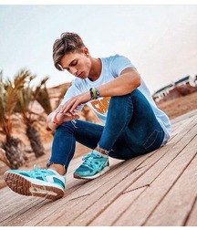 Hotties in jeans 2 5cceeb06960aa.jpg