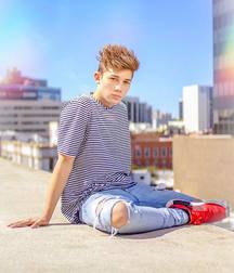 Hotties in jeans 2 5cceeb240ce2f.jpg