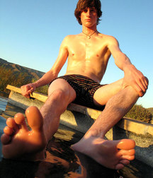 Delicious toes 5cf8b9545e291.jpg