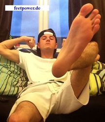 Lick my sexy feet 5cfa7fee42af2.jpg