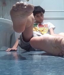 Hot boy feet 5cfcc6e8404f2.jpg