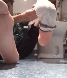 Hot boy feet 5cfcc6f70c731.jpg