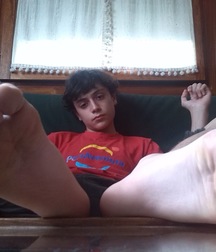 Hot boy feet 5cfcc6ff3d7b3.jpg