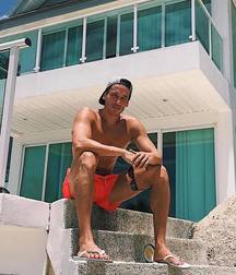 Guys in flip flops 2 5cfcd41d801be.jpg