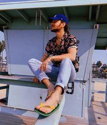 Guys in flip flops 2 5cfcd43f75a32.jpg