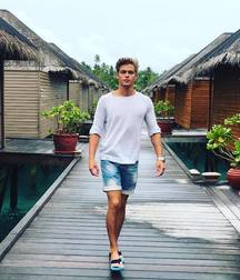 Guys in flip flops 2 5cfcd459634b1.jpg