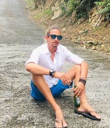 Guys in flip flops 2 5cfcd470edafb.jpg