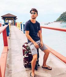 Guys in flip flops 2 5cfcd47ce2440.jpg