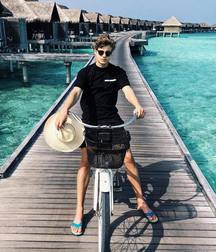 Guys in flip flops 2 5cfcd481bc7f9.jpg