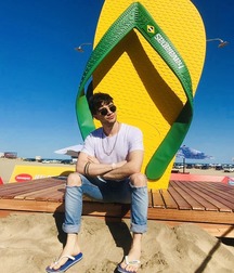 Guys in flip flops 2 5cfcd488bec9e.jpg