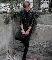 Twinks and jocks loving leather 5d094fe37be6e.png