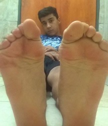 Lovin friends feet 5d0a82c97cf2f.jpg