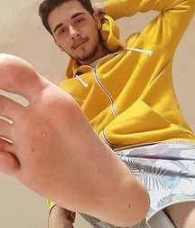 Lovin friends feet 5d0a82cc2fdcd.jpg