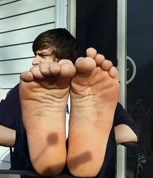 Lovin friends feet 5d0a82d971288.jpg