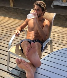 Barefoot guys 5d0d46b82cdbd.jpg