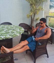 Barefoot guys 5d0d46bfe4da8.jpg