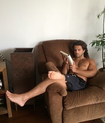 Barefoot guys 5d0d46d771012.jpg