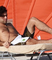 Barefoot guys 5d0d46dd33291.jpg
