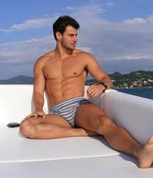 Barefoot guys 5d0d46e127aed.jpg