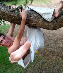 Barefoot guys 5d0d46f036ad5.jpg