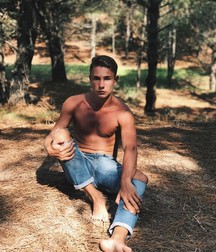 Hotties in Jeans 3 5d0e319eae1e2.jpg