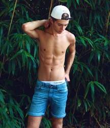 Hotties in Jeans 3 5d0e31bf3439a.jpg