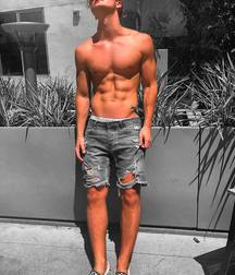 Hotties in Jeans 3 5d0e31d5ee39c.jpg