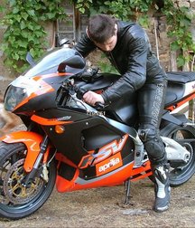 Bikers and leather love 5d1095cef3d98.jpg