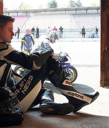 Bikers and leather love 5d1095f5d2223.jpg