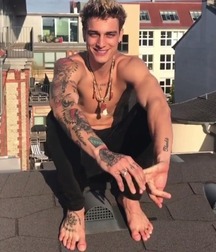 Barefoot hotties  5d10a913363ed.jpg